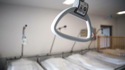 Leere Betten: Wegen der Verschiebung planbarer Operationen haben viele Klinikärzte weniger zu tun. 