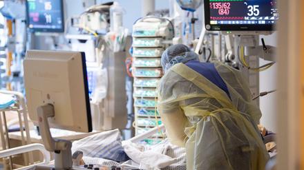 Ein Intensivpfleger arbeitet auf einer Intensivstation des RKH Klinikum Ludwigsburg an einem Covid-19-Patient.