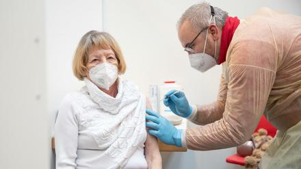 Eine Seniorin wird in Lingen geimpft.