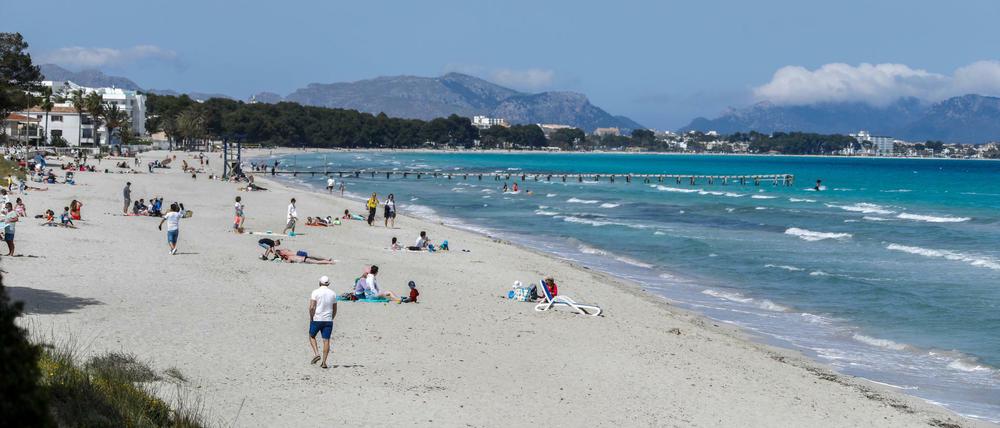 Hoffen auf den Sommer. Urlaub - wie hier auf Mallorca - soll ab der kommenden Saison durch ein EU-Impfzertifikat erleichtert werden.