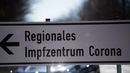 Ein Schild weist auf das Regionale Impfzentrum des Kreises Euskirchen hin. 