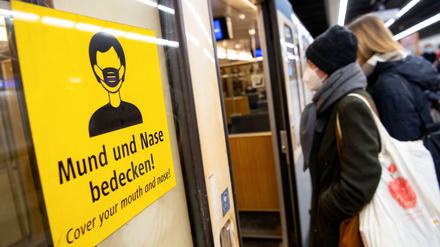 Nicht aufgrund von Maskenpflicht in Bus und Bahn: Die Corona-Pandemie wird Deutschland noch länger im Griff haben.