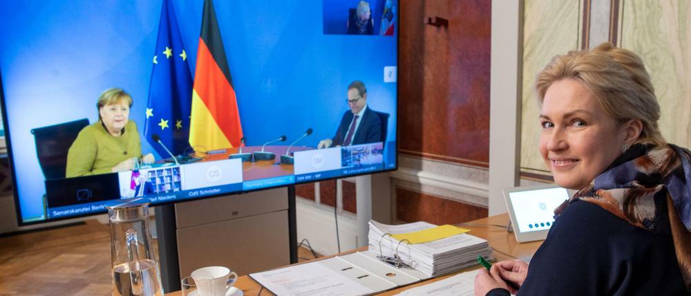 Alle wollen gut abschneiden beim Corona-Management, mal mit-, mal gegeneinander: Manuela Schwesig (SPD, rechts), Ministerpräsidentin von Mecklenburg-Vorpommern, Bundeskanzlerin Angela Merkel (CDU) und Berlins Regierender Michael Müller (SPD), bei der Coronaschalte. 