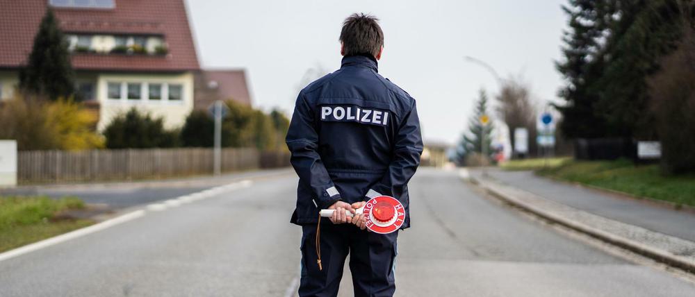 Ein Polizist kontrolliert die Ausgangssperre im bayerischen Mitterteich.