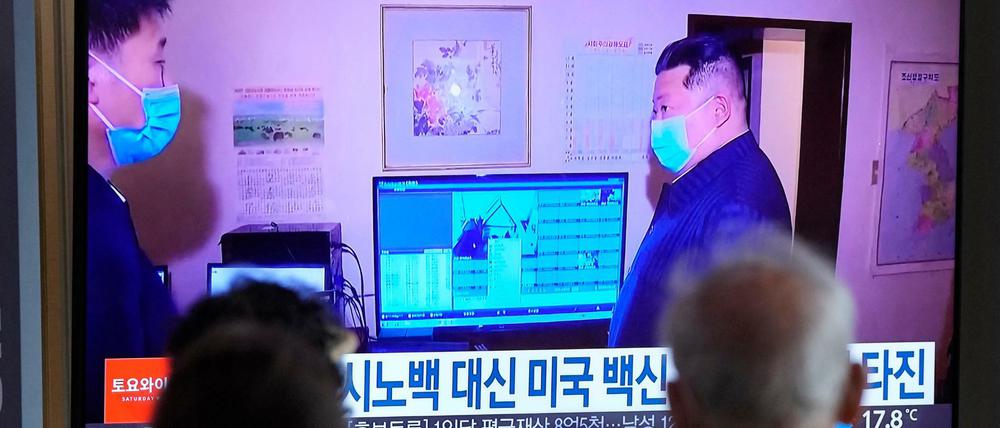 Menschen schauen auf einen Fernsehbildschirm mit einem Bild des nordkoreanischen Führers Kim Jong Un während einer Nachrichtensendung in einem Bahnhof in Seoul, Südkorea. 