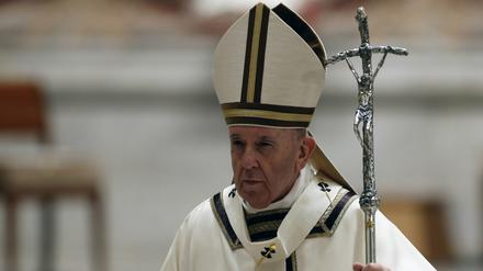Papst Franziskus hat das Osterfest am Samstag mit einer Abendmesse eröffnet, die wegen der Corona-Pandemie ohne Pilger stattfand.
