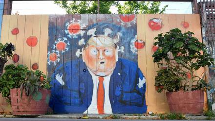 Präsident Trump als Coronavirus auf einem Wandgemälde in San Franzisko.