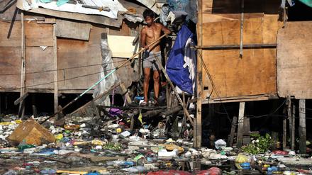 Wo Menschen wie hier in einem Slum in Manila auf den Philippinen, eng zusammenleben, ist Schutz vor dem Virus schwierig.