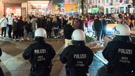 Erst ohne Rücksicht auf die Corona-Maßnahmen, dann aggressiv gegenüber Polizisten: So stellte sich die Lage im Hamburger Schanzenviertel dar.