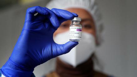 Eine Mitarbeiterin des Gesundheitswesen bereitet eine Impfdosis vor.