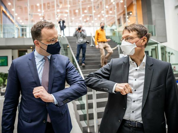 Signal der Gemeinsamkeit: Gesundheitsminister Jens Spahn (CDU) und SPD-Experte Karl Lauterbach gehören verschiedenen Parteien an, warben aber am Freitag beide fürs Impfen.