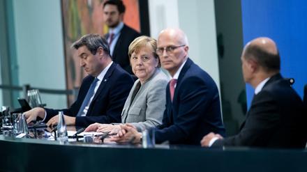 Markus Söder (l-r, CSU), Angela Merkel (CDU), Peter Tschentscher (SPD), und Olaf Scholz (SPD) erläutern die beschlossenen Maßnahmen. 