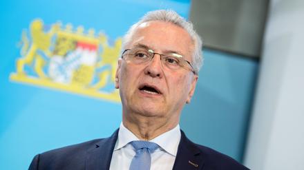 Der bayerische Innenminister Joachim Herrmann (CSU) sieht den Wählerwillen missachtet (Archivbild).
