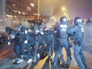 Eine Menschengruppe in Bautzen durchbricht eine Polizeiabsperrung und wird dabei von Einsatzkräften mit Pfefferspray besprüht.