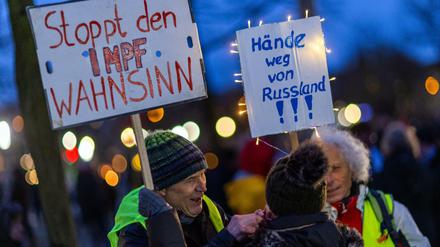 Gegen die Regierung, für Russland. Der Hamburger Verfassungsschutz hat einen Verein radikaler Impfgegner zum Beobachtungsobjekt erklärt. Im Bild Protestierer in Schwerin.