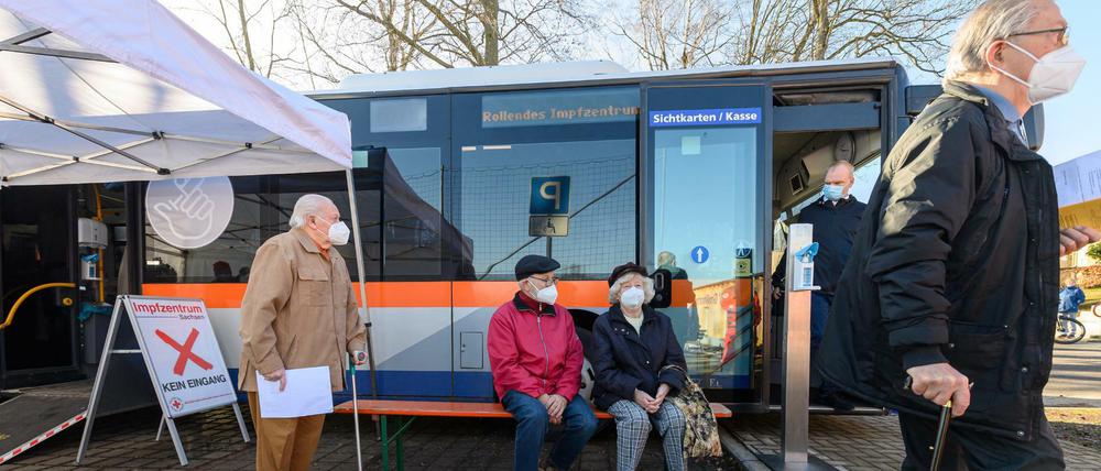 Sachsen: Rentner warten bei einem Testlauf vor einem sogenannten rollenden Impfzentrum, einem umgebauten Linienbus.