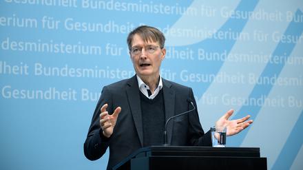 Karl Lauterbach (SPD), Bundesminister für Gesundheit, äußert sich bei einer Pressekonferenz im Bundesgesundheitsministerium zu Corona-Schutzmaßnahmen in Pflegeeinrichtungen.
