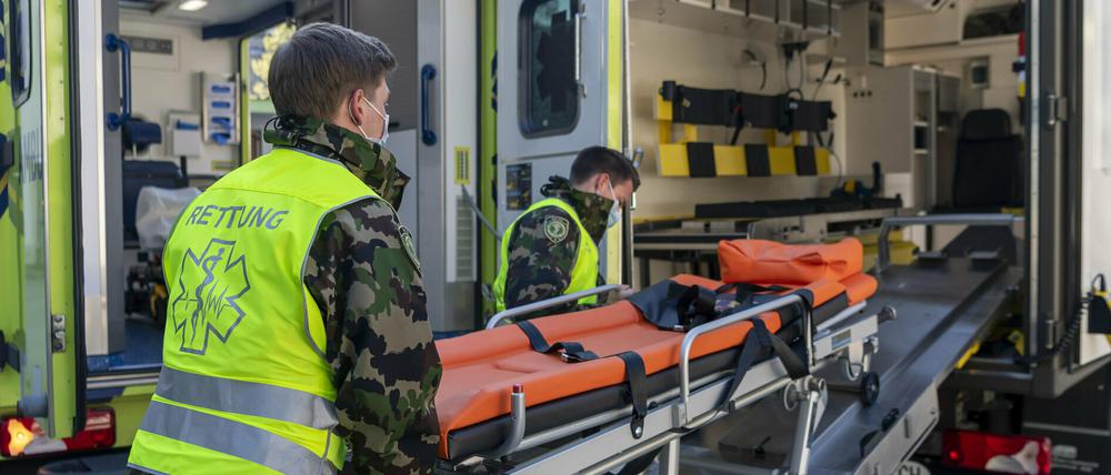 Soldaten versorgen eine Bahre in einem Einsatzfahrzeug der Sanität des Militärs an einem Point de Presse in Basel. Das Spitalbataillon 5 unterstützt die Sanität der Rettung Basel-Stadt.
