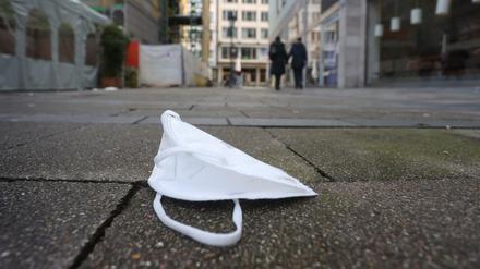Eine FFP2 Maske liegt in der Münchner Innenstadt auf dem Boden.