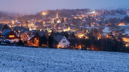 Weihnachtlich beleuchtet präsentiert sich der Ort Seiffen im Erzgebirge. Doch die Festtage werden von der Pandemie überschattet.