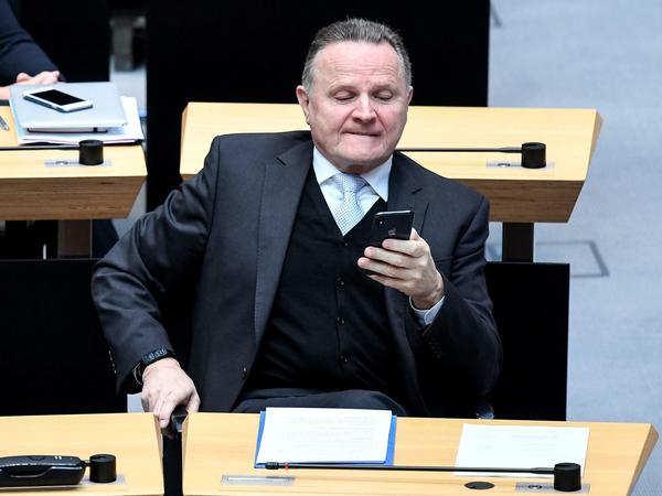 Georg Pazderski (AfD) nimmt an der 56. Plenarsitzung im Berliner Abgeordnetenhaus zur Corona-Krise teil. 