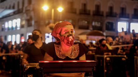 Madrid: Demonstranten mit Mundschutz stehen neben ihren Transport-Cases bei einem Protest von Arbeitern der Musikbranche.