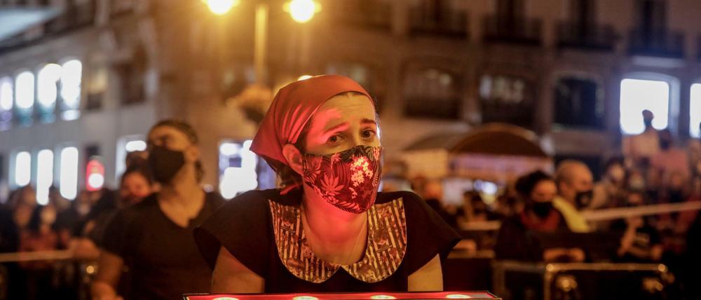 Madrid: Demonstranten mit Mundschutz stehen neben ihren Transport-Cases bei einem Protest von Arbeitern der Musikbranche.