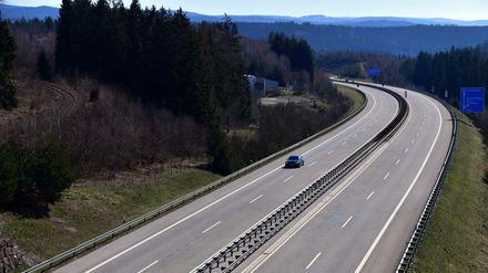 Kaum Verkehr herrscht auf der Autobahn A71 nahe der Abfahrt Suhl-Friedberg zur Mittagszeit.