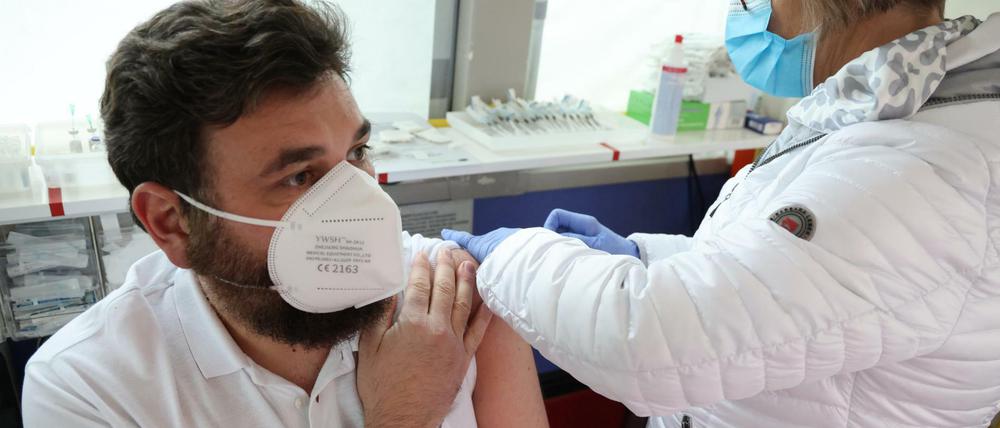 Impfung eines Arztes an einer Klinik in Sonneberg in Thüringen (Archivbild vom 25.11.2021)