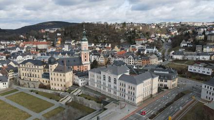 Blick auf die Stadt Greiz von oben: Der ganze Landkreis hat die deutschlandweit höchste Corona-Inzidenz.