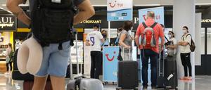 assagiere halten sich am Flughafen von Palma de Mallorca auf.