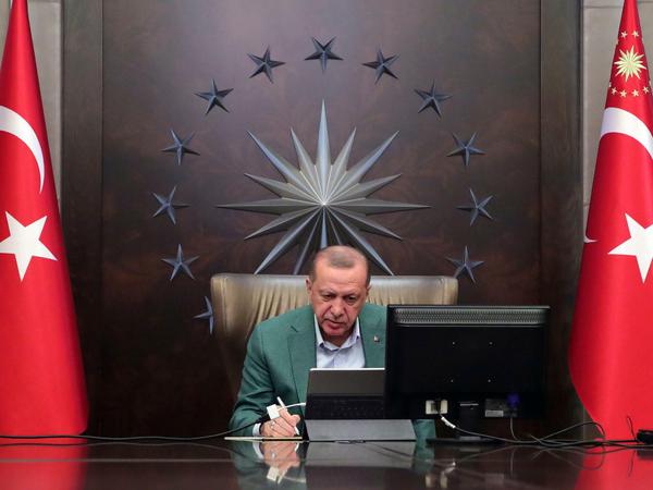 Erdogan nimmt in Ankara an einer Telekonferenz mit seinen Ministern teil.