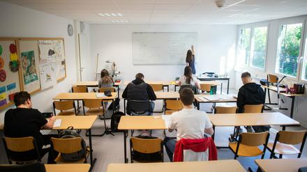 Schülerinnen und Schüler bearbeiten Informatikaufgaben im Abiturjahrgang am Carolus-Magnus-Gymnasium. Am Donnerstag öffneten die Schulen in NRW erstmals wieder.