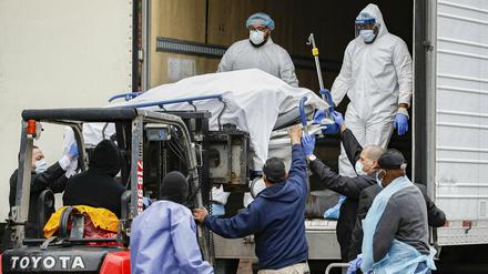 Eine Leiche wird mit einem Gabelstapler von dem Brooklyn Hospital Center zu einem Kühlwagen transportiert.
