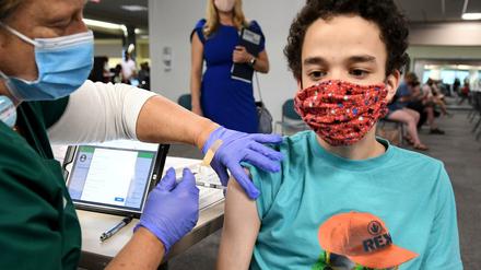 Ein Junge in den USA bekommt eine Coronaimpfung. 