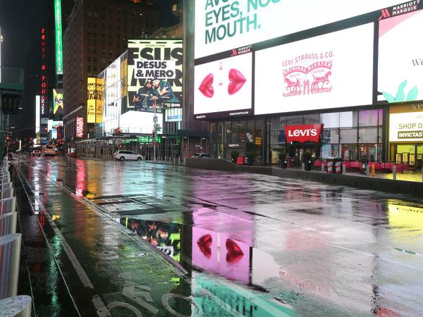 Der Times Square, seltsam still wie alle Straßen der Stadt.