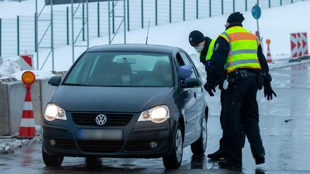 Zwei Polizisten der Bundespolizei kontrollieren an der Grenze zu Tschechien Reisende und Pendler.