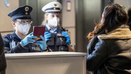 Enorme Belastung. Die Polizei, hier Beamtinnen am Frankfurter Flughafen, ist durch die Pandemie gesundheitlichen Risiken ausgesetzt. Nun droht noch eine Verschärfung durch Omikron.
