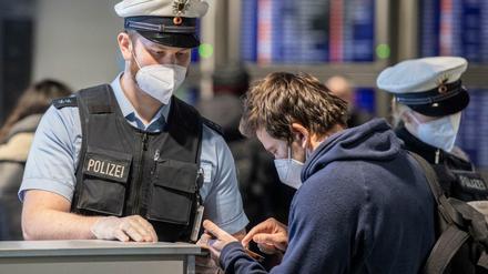 Beamte der Bundespolizei kontrollieren am Flughafen Frankfurt die Passagiere einer aus Prag gelandeten Passagiermaschine.