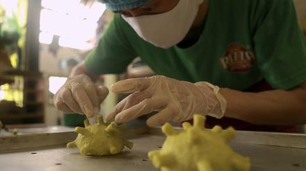 Ein Konditor formt in einem Restaurant in Hanoi Burger-Brötchen, für die er sich vom Coronavirus inspirieren ließ.