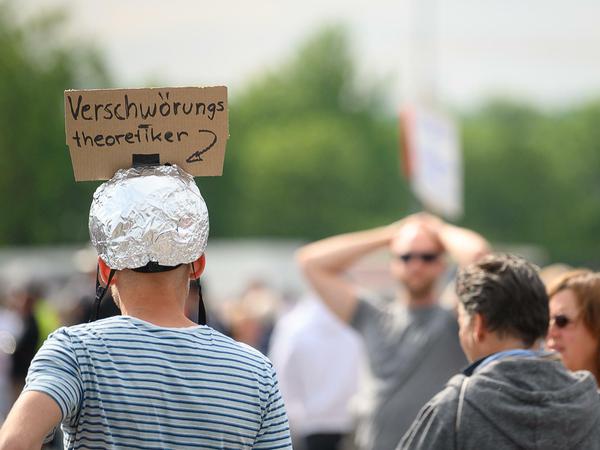 Stuttgart, Mai 2020: Ein Mann erklärt sich bei einer Protestkundgebung auf dem Cannstatter Wasen selbst zum Verschwörungstheoretiker. 
