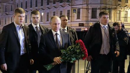 Russlands Präsident Putin legt Blumen für die beim Anschlag getöteten Menschen nieder.