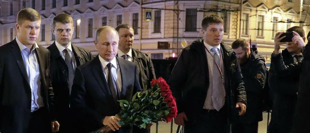 Russlands Präsident Putin legt Blumen für die beim Anschlag getöteten Menschen nieder.
