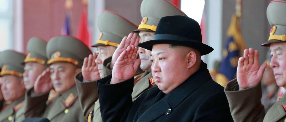 Am Tag vor der Eröffnung der Olympischen Winterspiele hielt Kim Jong Un eine Militärparade in Pjöngjang ab.