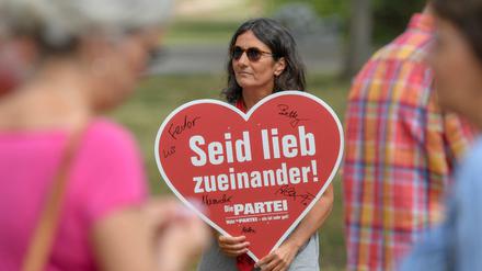 Diese Frau demonstriert in Cottbus gegen eine AfD-Kundgebung – aber könnte ihre Parole nicht auch eine Aufforderung zur Debatte sein?