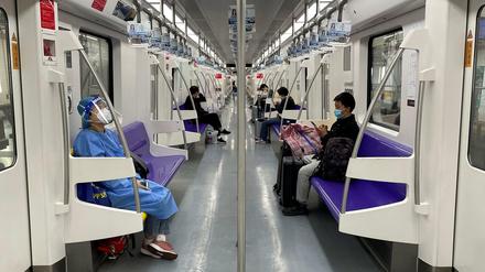 Wenige Fahrgäste nutzen am Sonntag diese U-Bahnlinie in Shanghai.