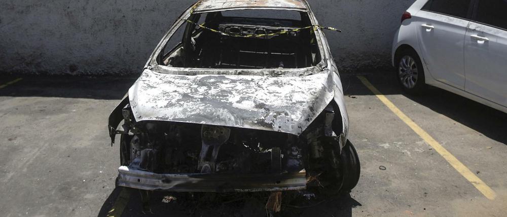 In diesem ausgebrannte Auto wurde die Leiche des griechischen Botschafters in Brasilien gefunden. Seine Frau soll den Mord geplant haben. 