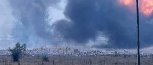 Rauch steigt über dem russischen Stützpunkt in der Nähe des Dorfes Maiskoje auf.