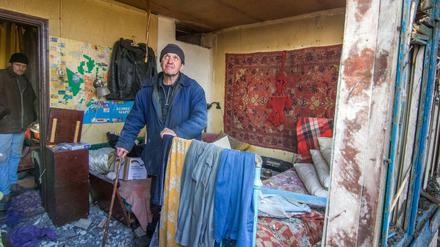 Ein Mann in seinem zerstörten Haus in der Ukraine am 13. Dezember. 