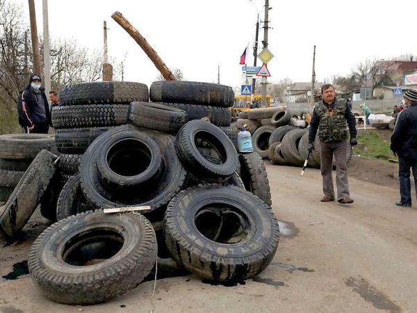 Pro-russische Demonstranten haben im Gebiet Donezk eine Straßensperre errichtet.